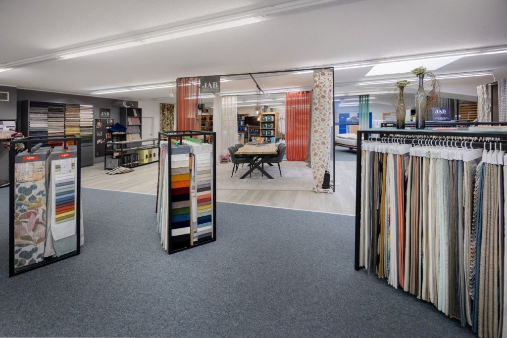 Stilvolles Ambiente bei Raumausstattung Storck in Bohmte: Präsentation hochwertiger Textilien und moderner Fensterdekoration in einer hellen, weitläufigen Fachausstellung.