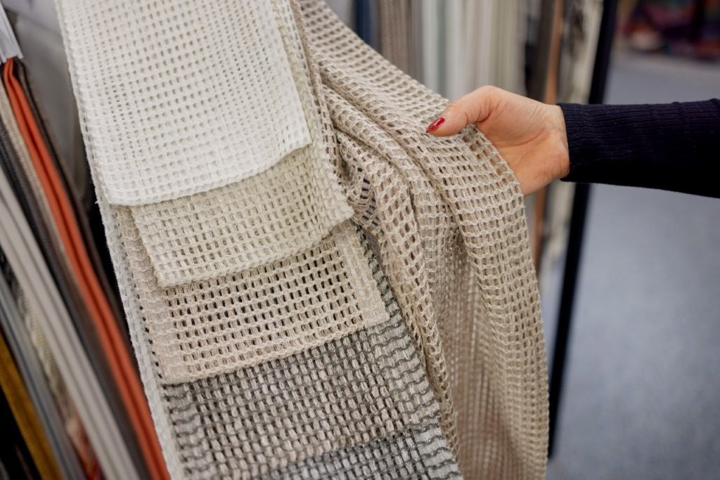 Stoffmuster-Kollektion bei Raumausstattung Storck in Bohmte: Transparente und halbtransparente Dekostoffe mit fühlbarer Struktur für ein natürliches Wohngefühl.