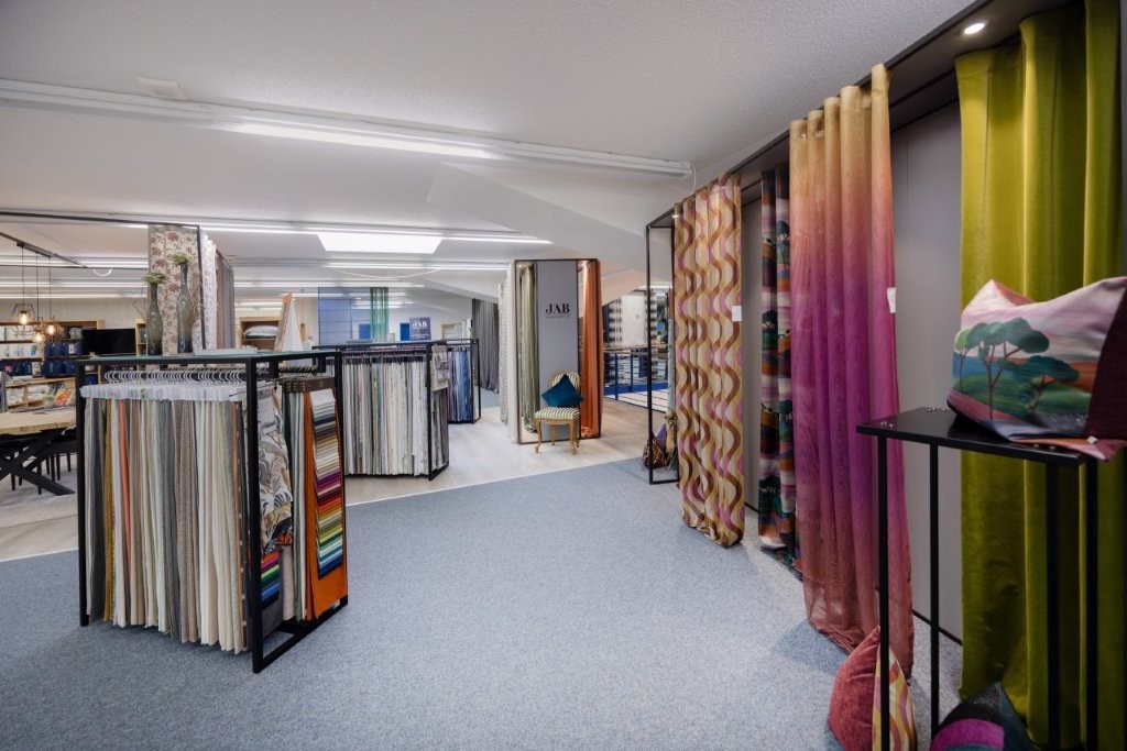 Liebevoll dekorierte Ecke bei Raumausstattung Storck in Bohmte mit hochwertigen Zierkissen, Naturmotiven und harmonischen Wohnaccessoires für ein gemütliches Zuhause.