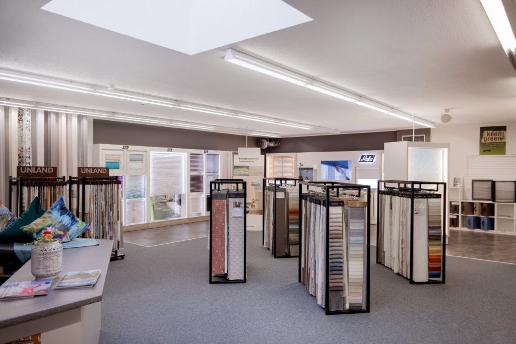 Die moderne Ausstellung von Raumausstattung Storck in Bohmte präsentiert vielfältige Lösungen für Fensterdekoration, Sichtschutz und energetischen Sonnenschutz.