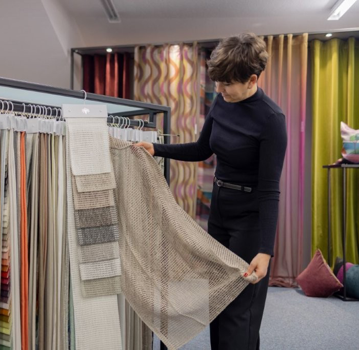 Einblick in den modern gestalteten Showroom von Raumausstattung Storck in Bohmte mit einer umfangreichen Kollektion an Gardinen, Vorhängen und Wohnaccessoires.